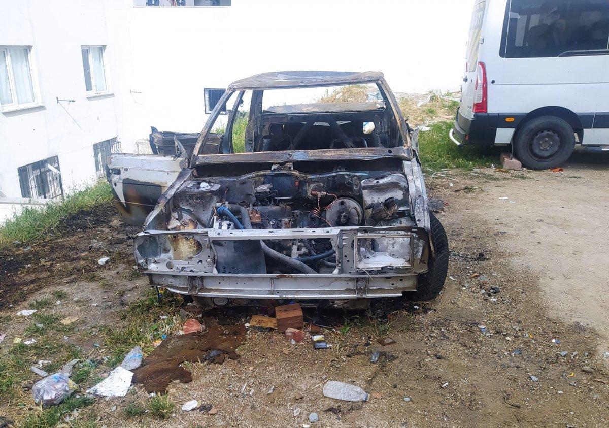 Esenyurt’ta ateşle oynayan çocuklar, arabayı yaktı