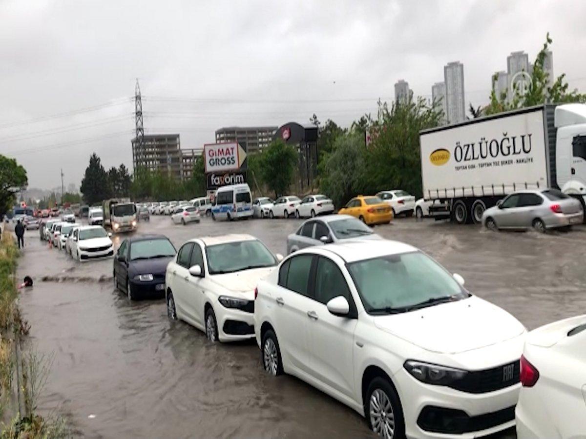 Ankara'da sel sonrası araçlar su altında kaldı