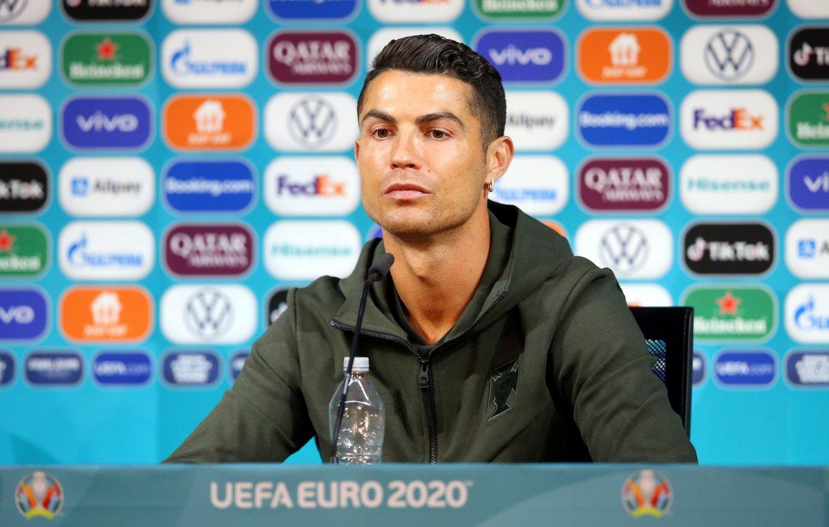 Ronaldo'dan basın toplantısında 'kola içemeyin' mesajı