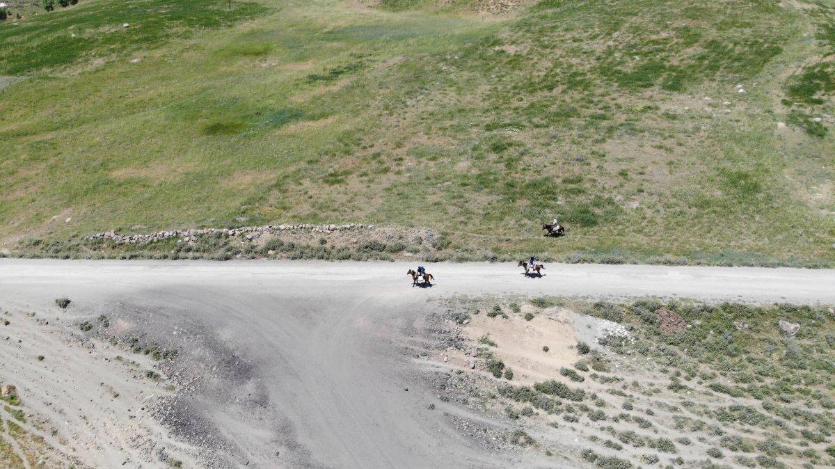 Muş'ta berivanların ömrü at sırtında geçiyor