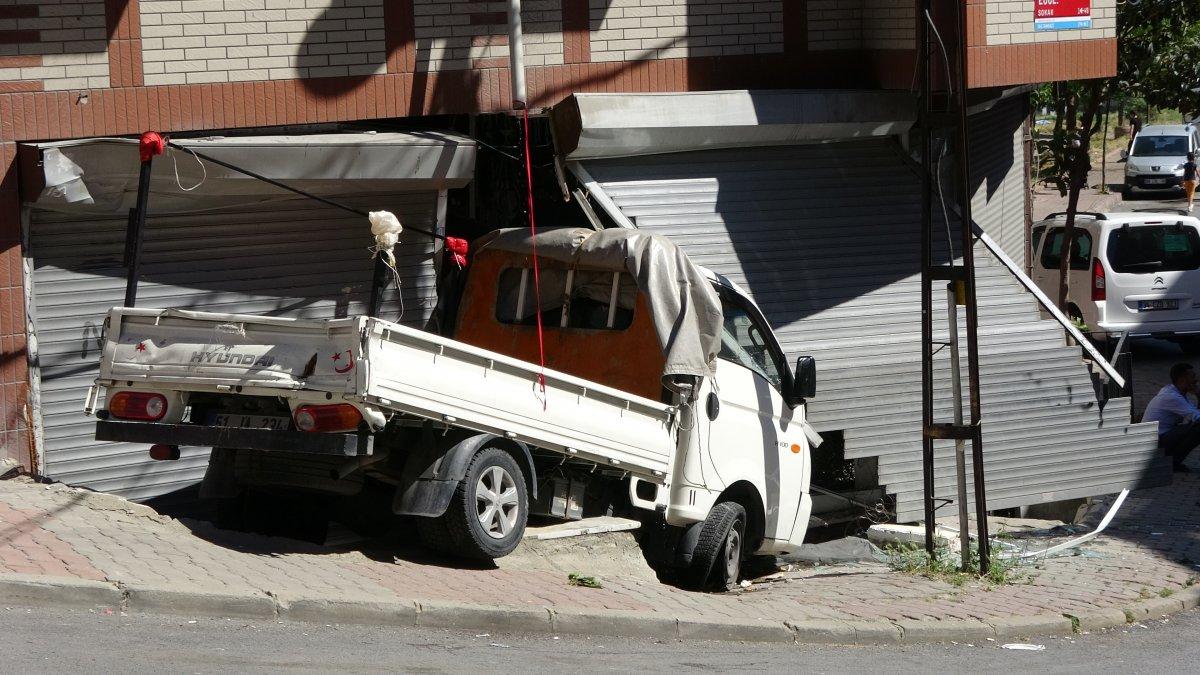 Sultangazi’de kayan kamyonet, kaldırımda yürüyen kadına çarptı