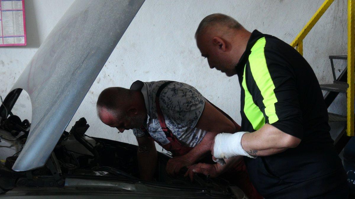 İzmit'te kaputu açılan otomobilin su kazanı patladı