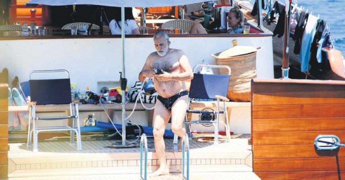 Sinan Çetin uluorta soyundu