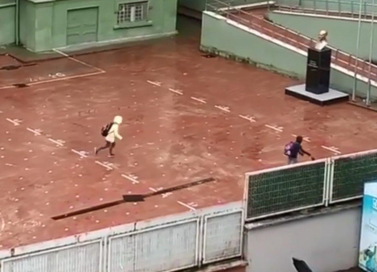 İzmit’te 2 öğrenci, yağmur altında İstiklal Marşı okudu