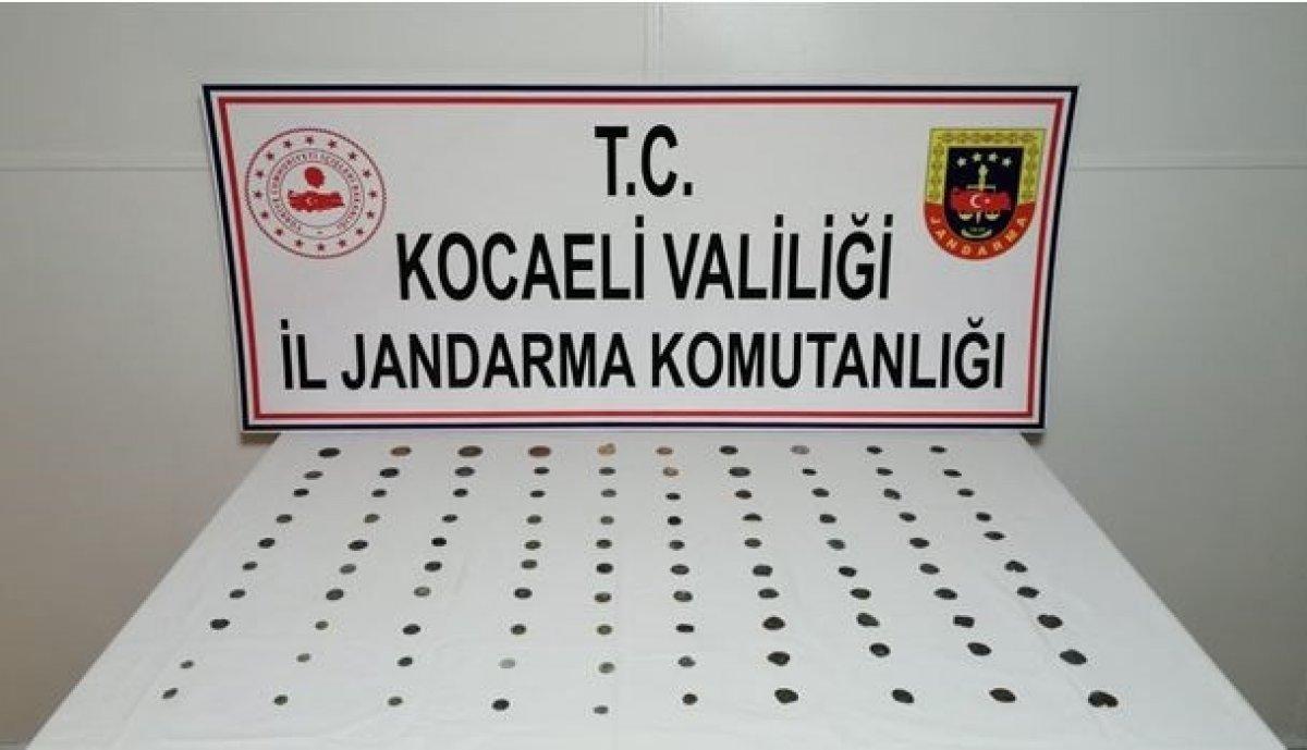Kocaeli’de durdurulan aracın içinden tarihi sikkeler çıktı