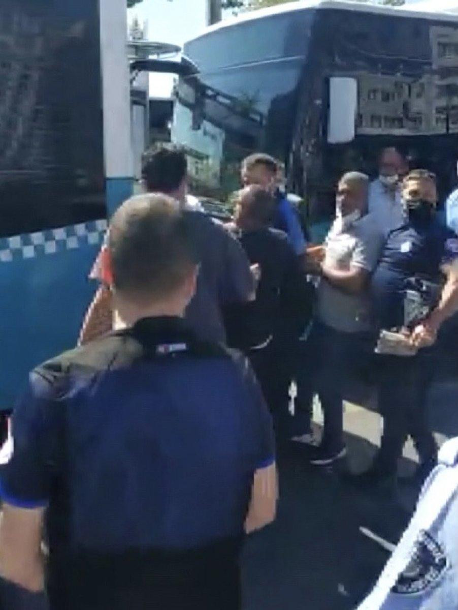 Kadıköy’de zabıta ekipleri ile seyyar satıcı arasında yumruklu kavga