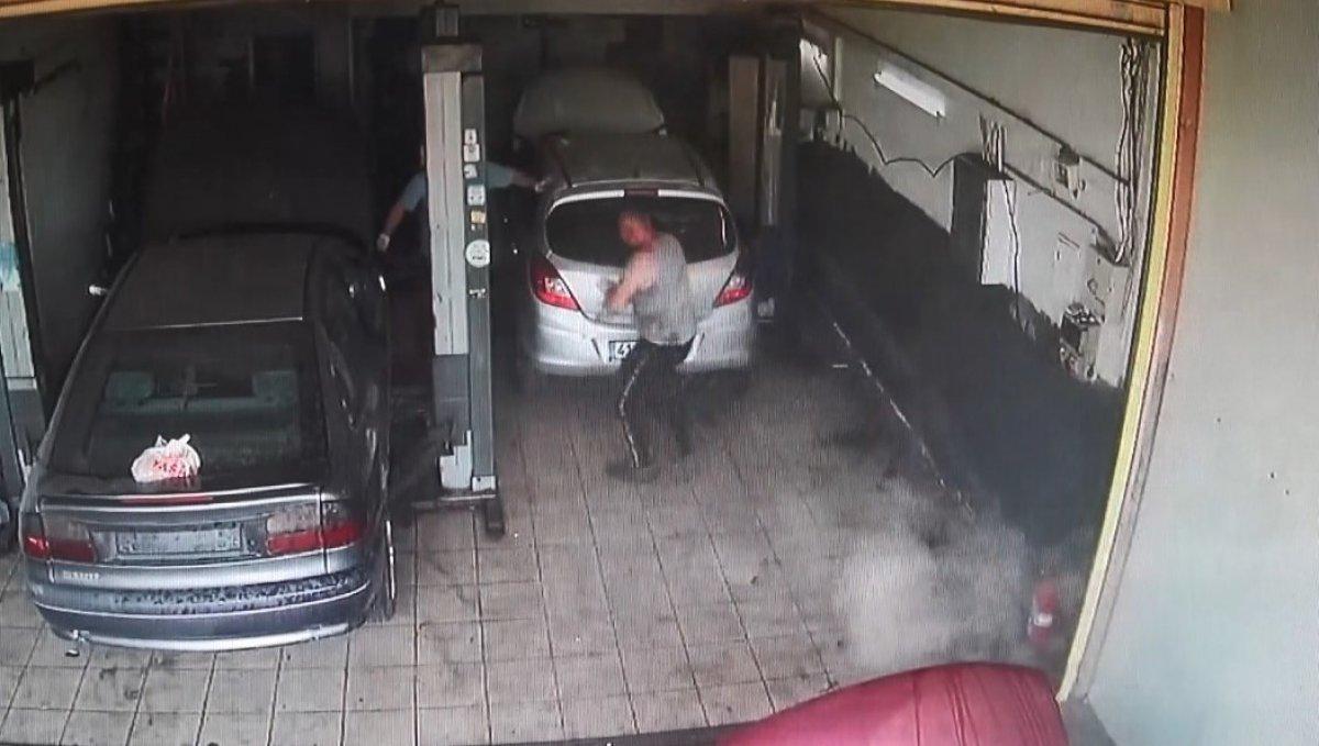 İzmit'te kaputu açılan otomobilin su kazanı patladı