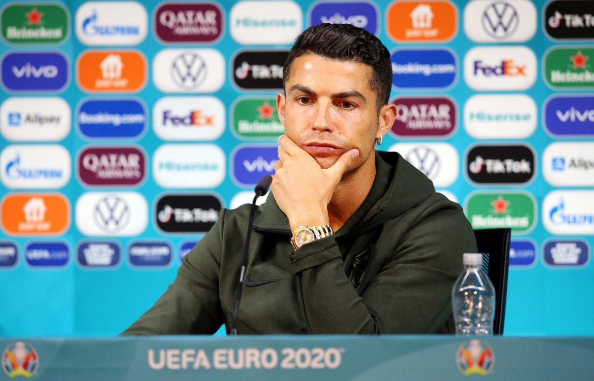 Ronaldo'dan basın toplantısında 'kola içemeyin' mesajı