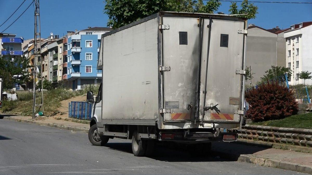 Sultangazi’de kayan kamyonet, kaldırımda yürüyen kadına çarptı