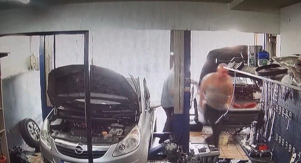 İzmit'te kaputu açılan otomobilin su kazanı patladı