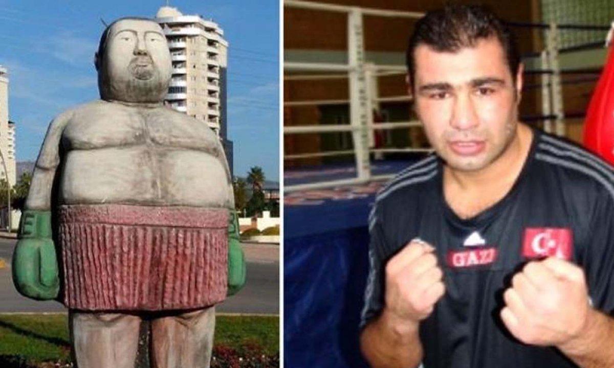Mersin'de Sinan Şamil Sam'a benzetilen heykel yeniden gündemde