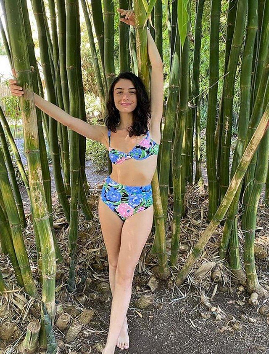 Hazar Ergüçlü çiçekli bikinisiyle poz verdi