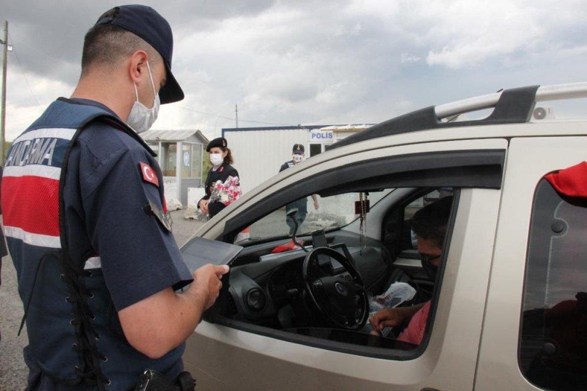 Yozgat'ta kadın astsubaylar, sürücülere çikolata ikram etti