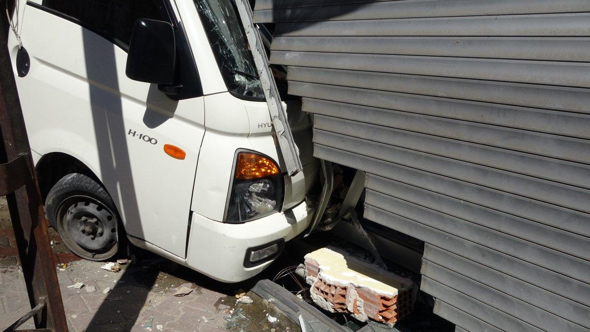 Sultangazi’de kayan kamyonet, kaldırımda yürüyen kadına çarptı