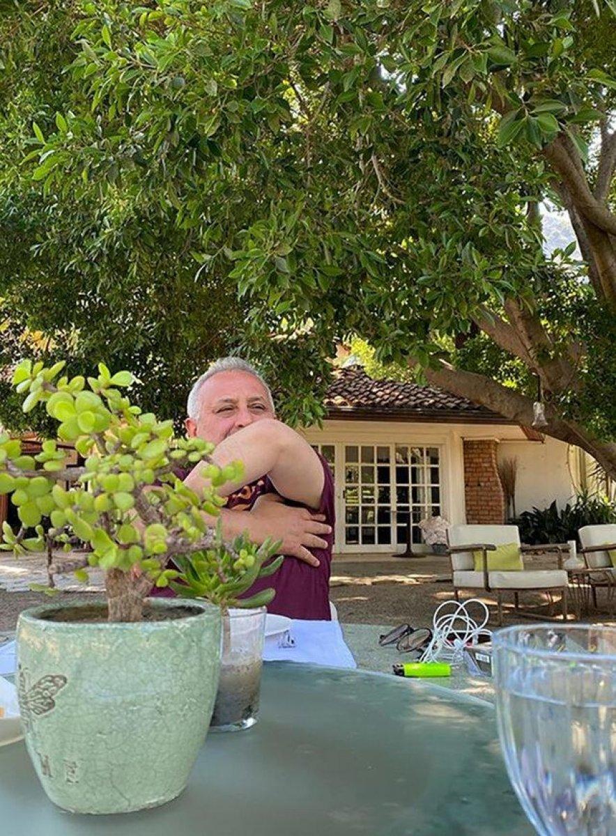 Hazar Ergüçlü çiçekli bikinisiyle poz verdi