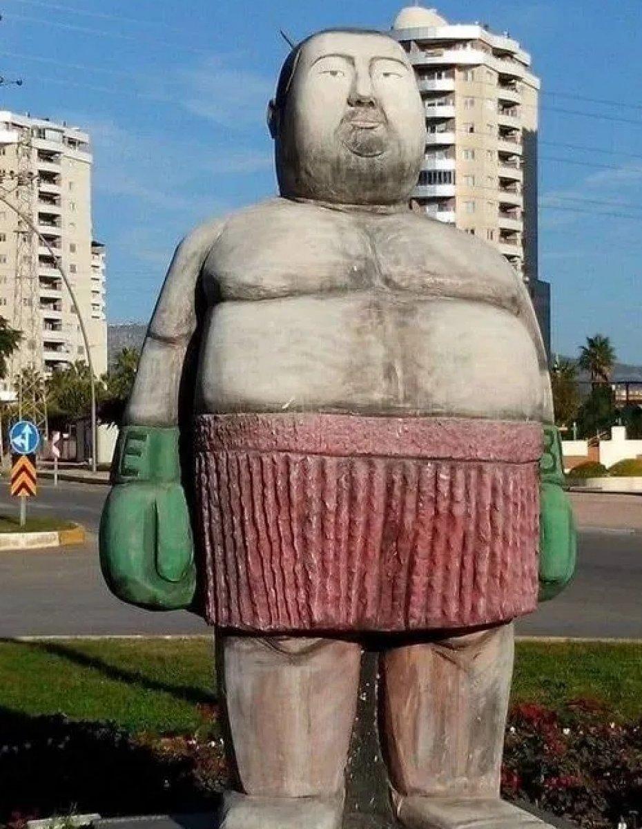 Mersin'de Sinan Şamil Sam'a benzetilen heykel yeniden gündemde