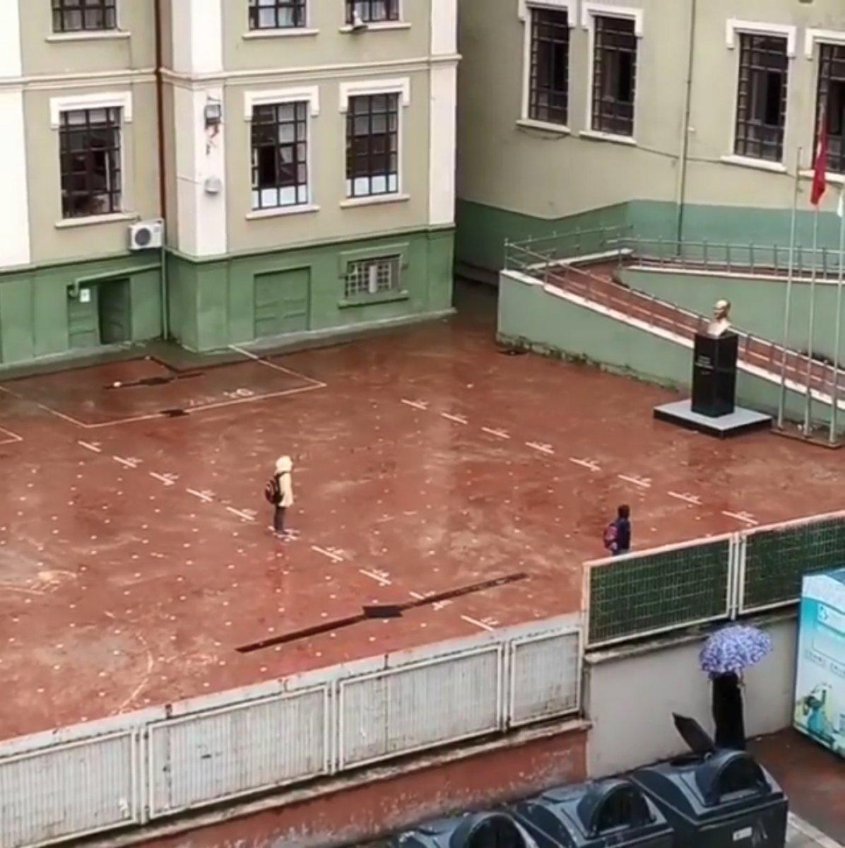 İzmit’te 2 öğrenci, yağmur altında İstiklal Marşı okudu