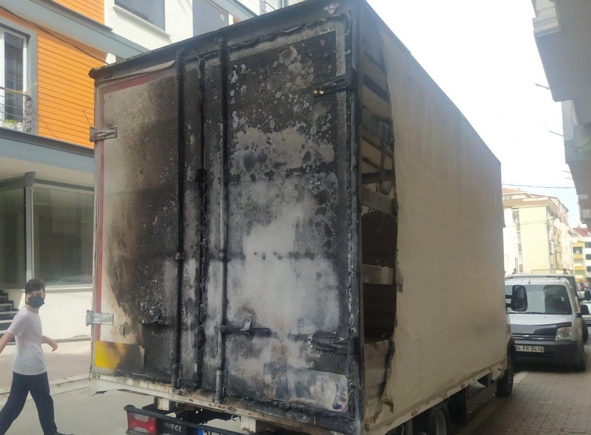 Esenyurt’ta ateşle oynayan çocuklar, arabayı yaktı