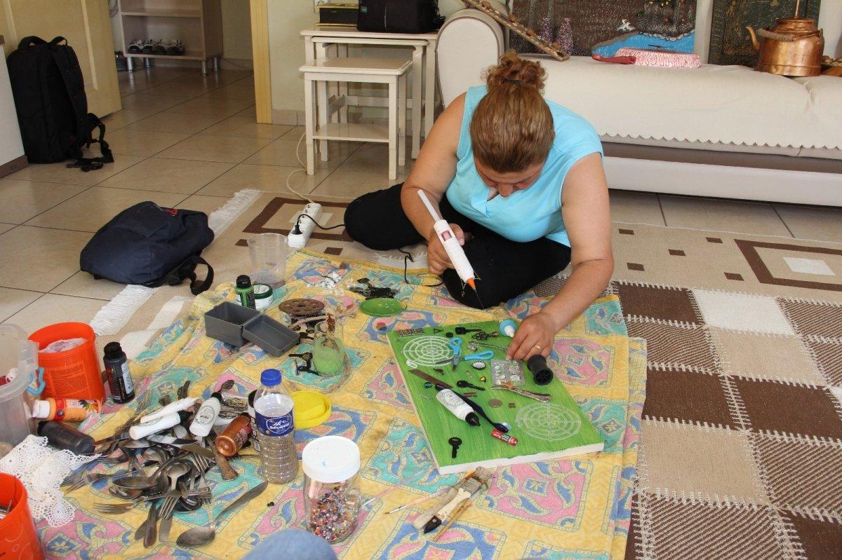 Mersin'de bulduğu tüm atıkları sanata dönüştürüyor