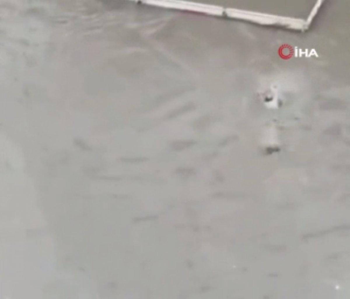 Ankara'da selde mahsur kalınca, yüzerek giden kişi halatla kurtardı