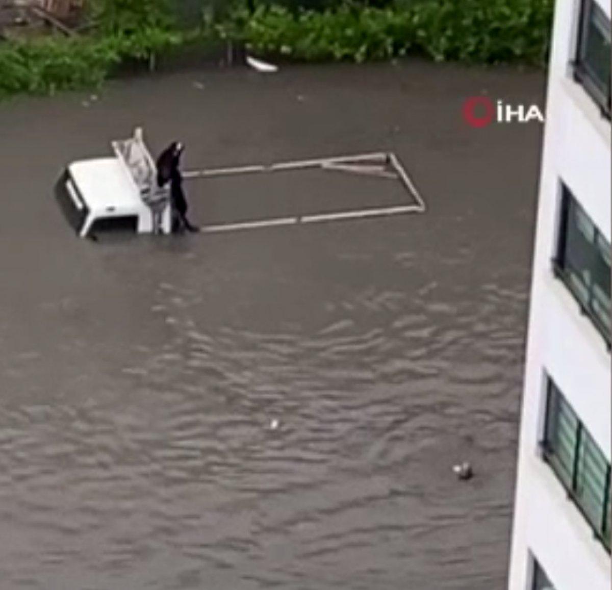 Ankara'da selde mahsur kalınca, yüzerek giden kişi halatla kurtardı