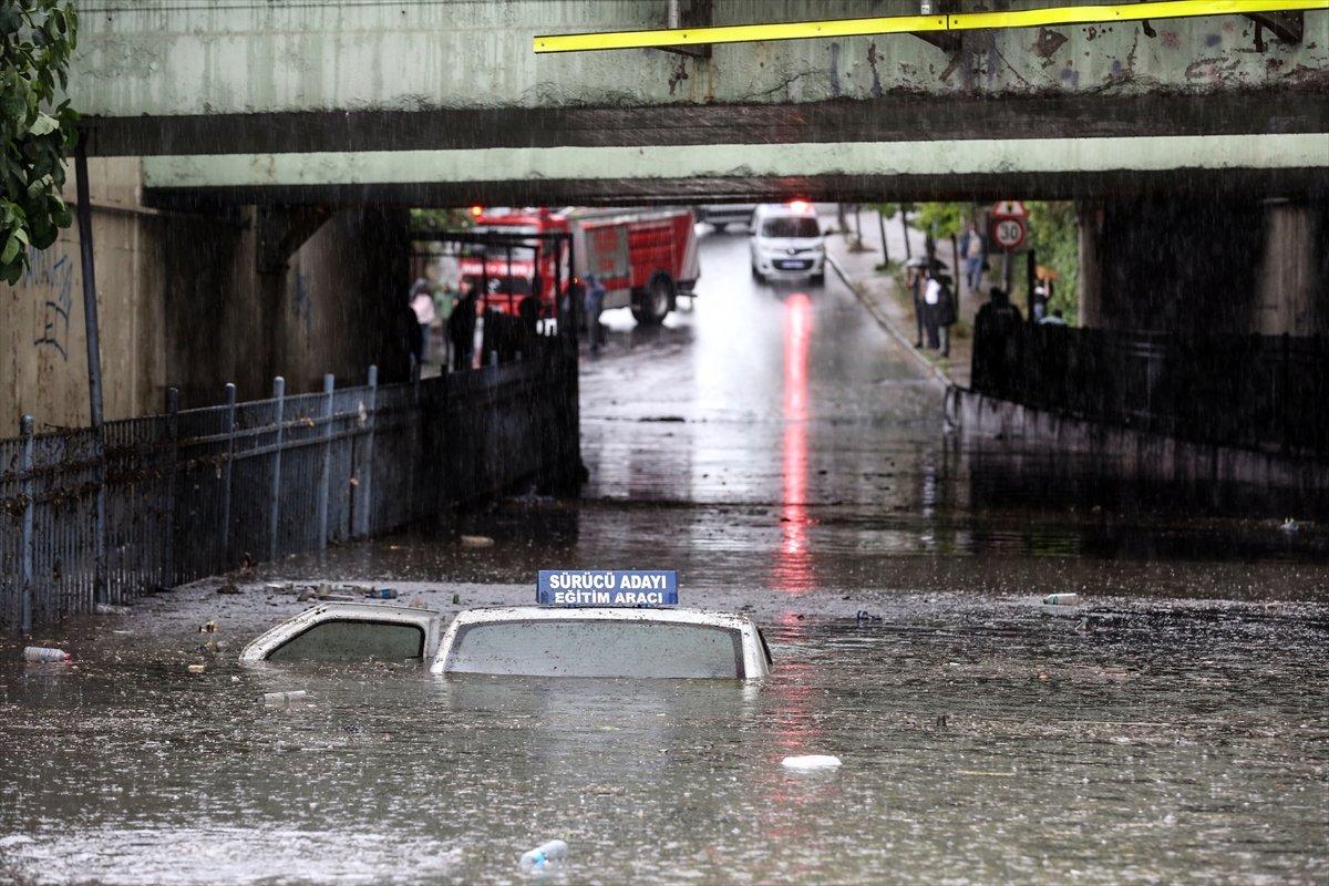 İstanbul'da sağanak hayatı felç etti