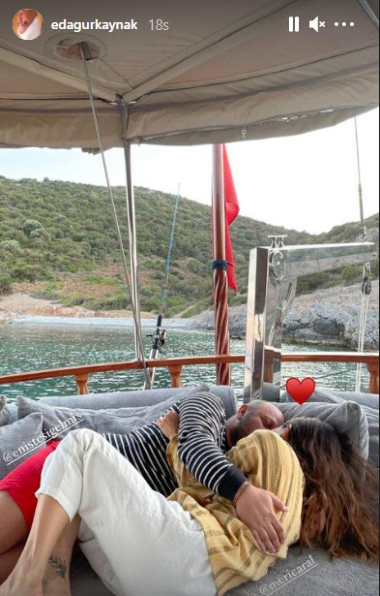 Eda Gürkaynak, Serkan Keskin ile Meriç Aral'ı paylaştı