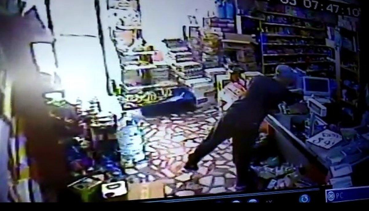 Sultangazi’de market sahibi ile hırsızın karşılaşma anı kamerada