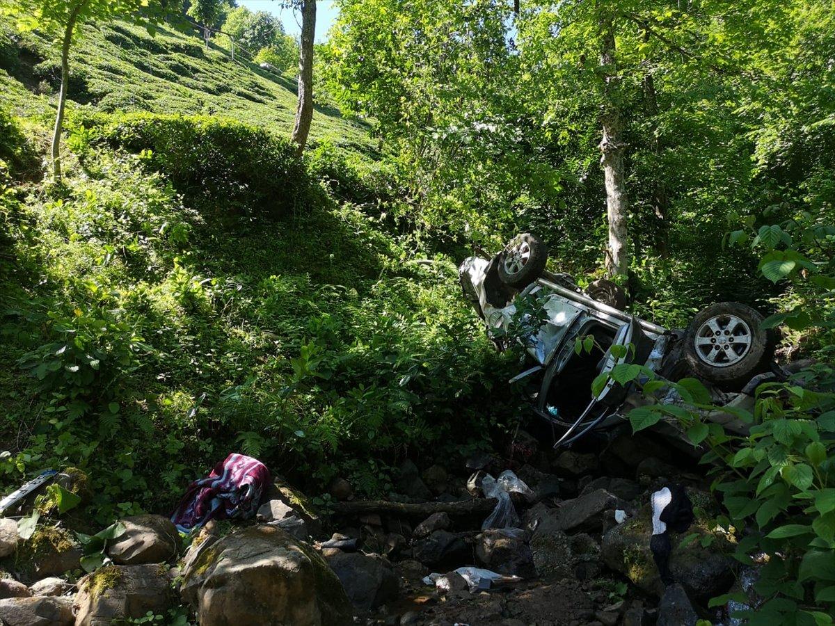 Rize'de kamyonet uçuruma yuvarlandı