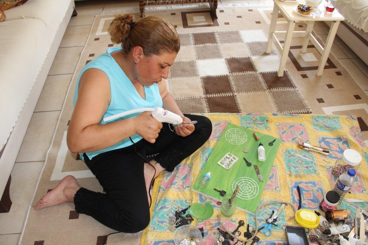 Mersin'de bulduğu tüm atıkları sanata dönüştürüyor