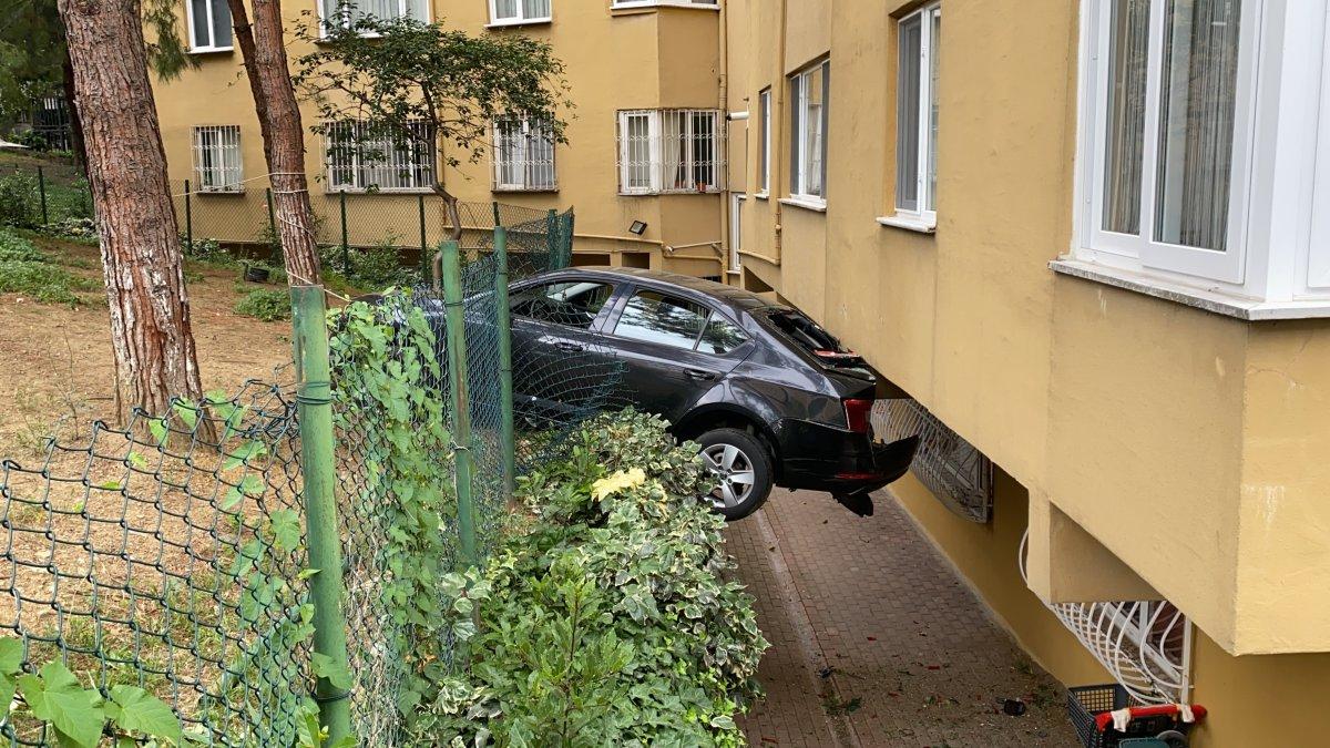 Şişli’de otopark içinde hızla gaza basınca, binaya girdi