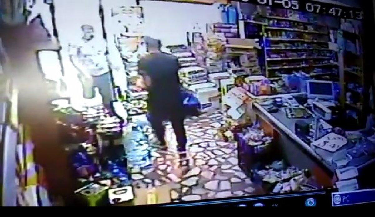 Sultangazi’de market sahibi ile hırsızın karşılaşma anı kamerada