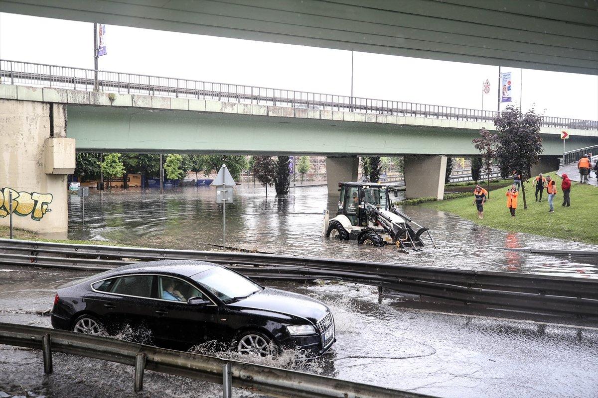 İstanbul'da sağanak hayatı felç etti