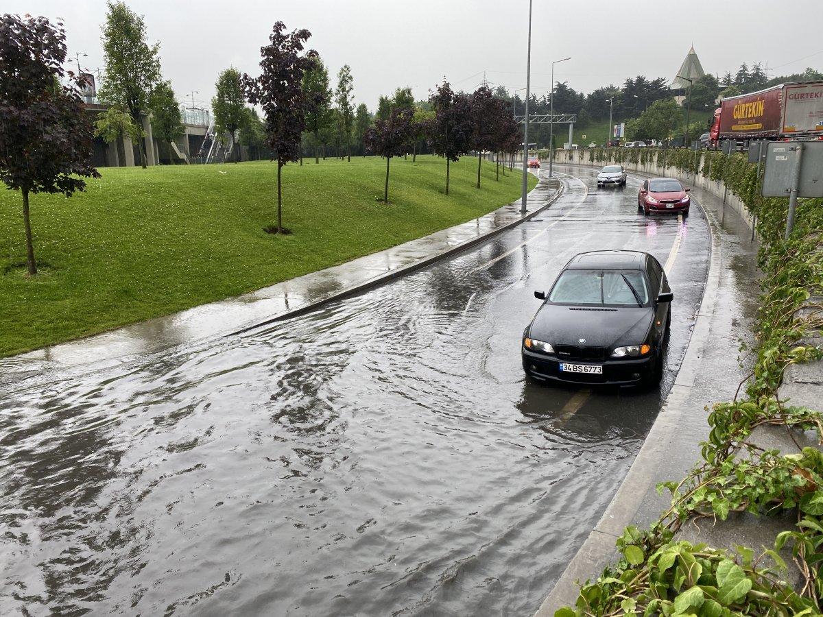 İstanbul'da sağanak hayatı felç etti