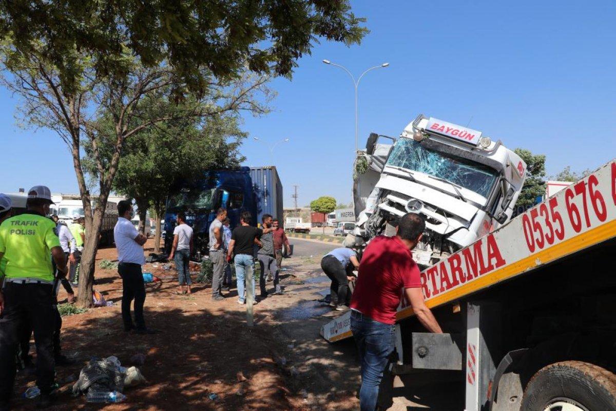 Gaziantep’te iki tır kafa kafaya çarpıştı