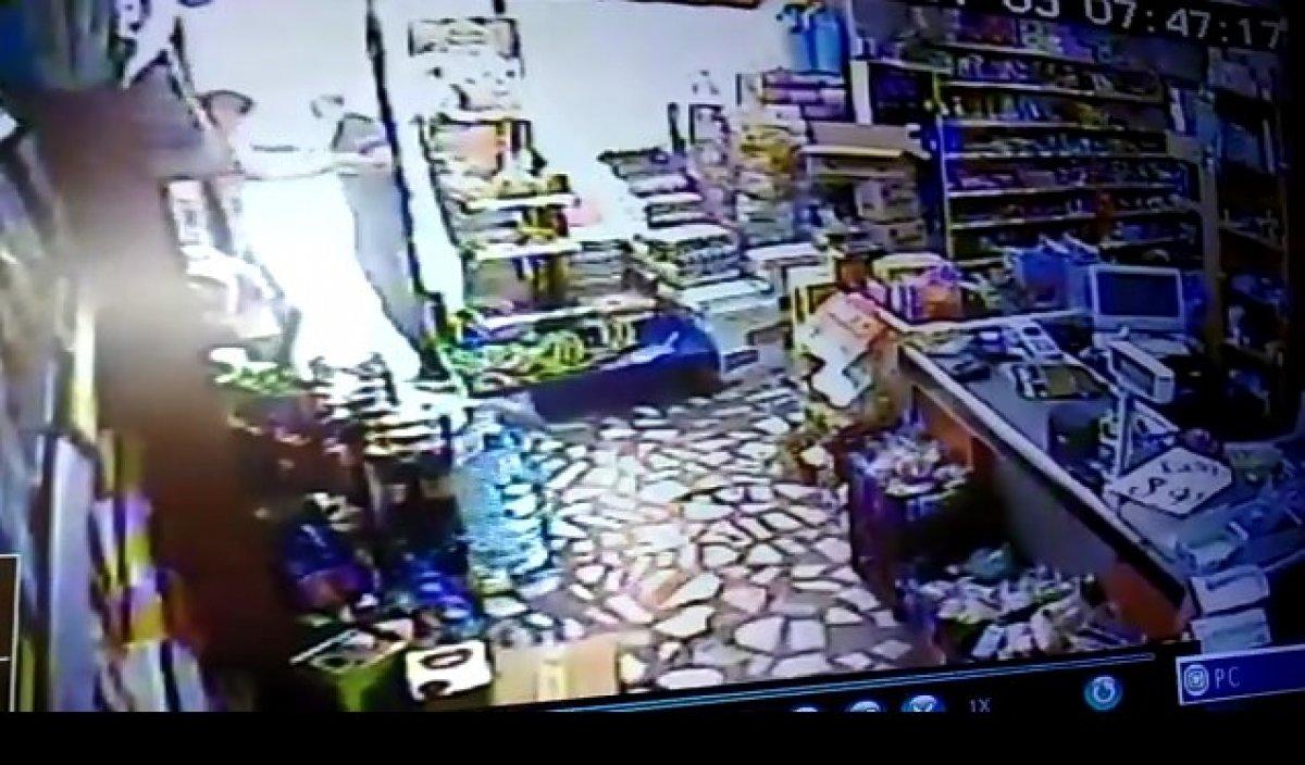 Sultangazi’de market sahibi ile hırsızın karşılaşma anı kamerada