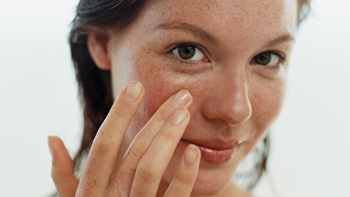 Güneşle gelen cilt lekelerine dikkat