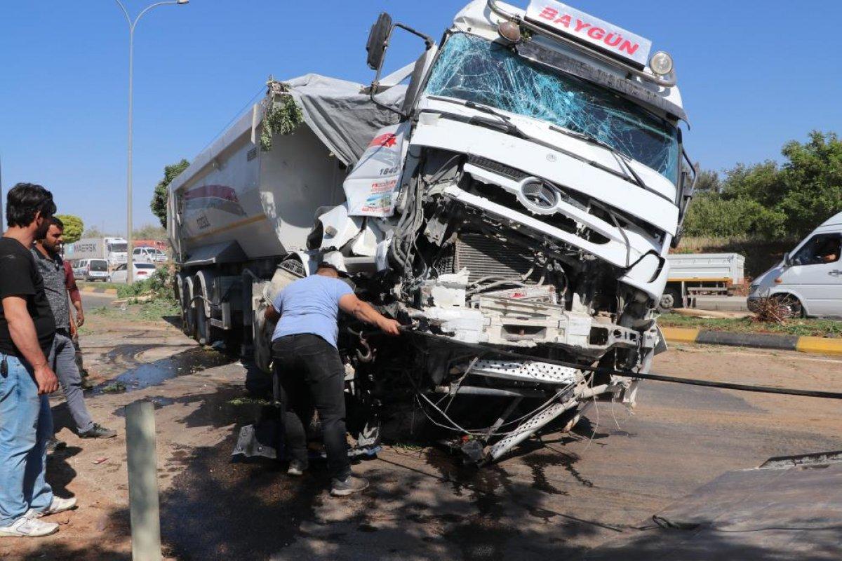 Gaziantep’te iki tır kafa kafaya çarpıştı
