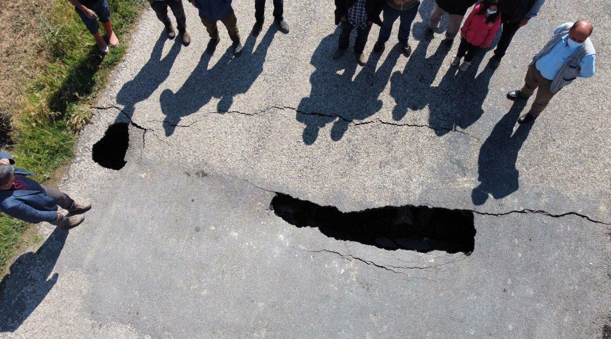 Afyonkarahisar’da 2 metre derinliğinde yarıklar meydana geldi