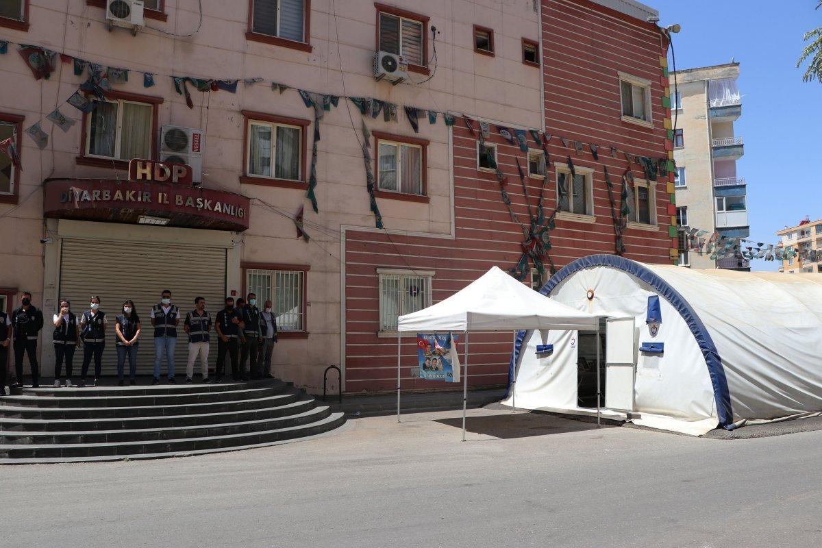 Evlat nöbetindeki baba: HDP’ye destek verenler ellerini vicdanlarına koysun