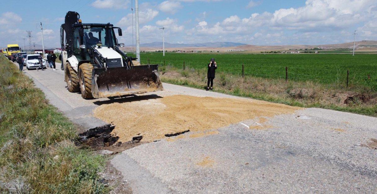 Afyonkarahisar’da 2 metre derinliğinde yarıklar meydana geldi