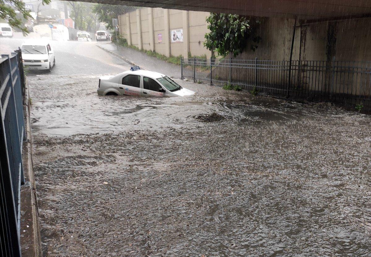 İstanbul'da sağanak hayatı felç etti