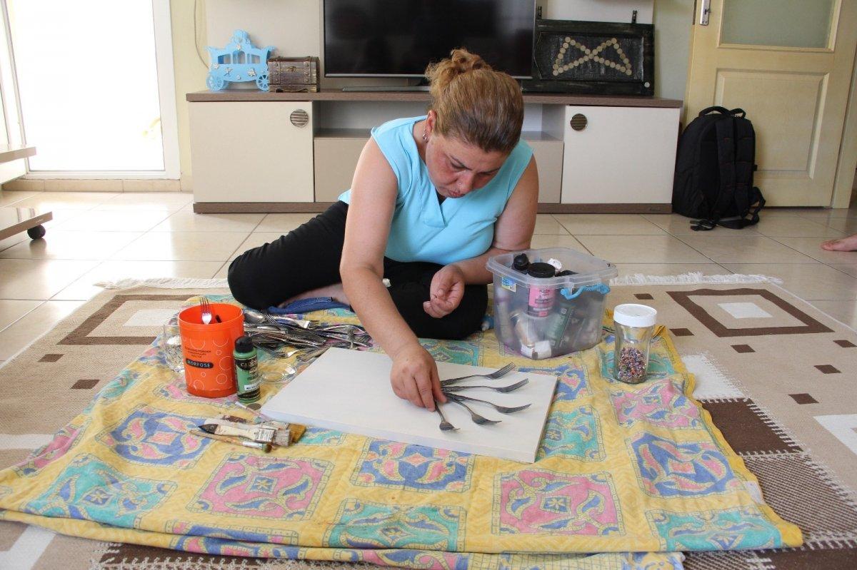 Mersin'de bulduğu tüm atıkları sanata dönüştürüyor