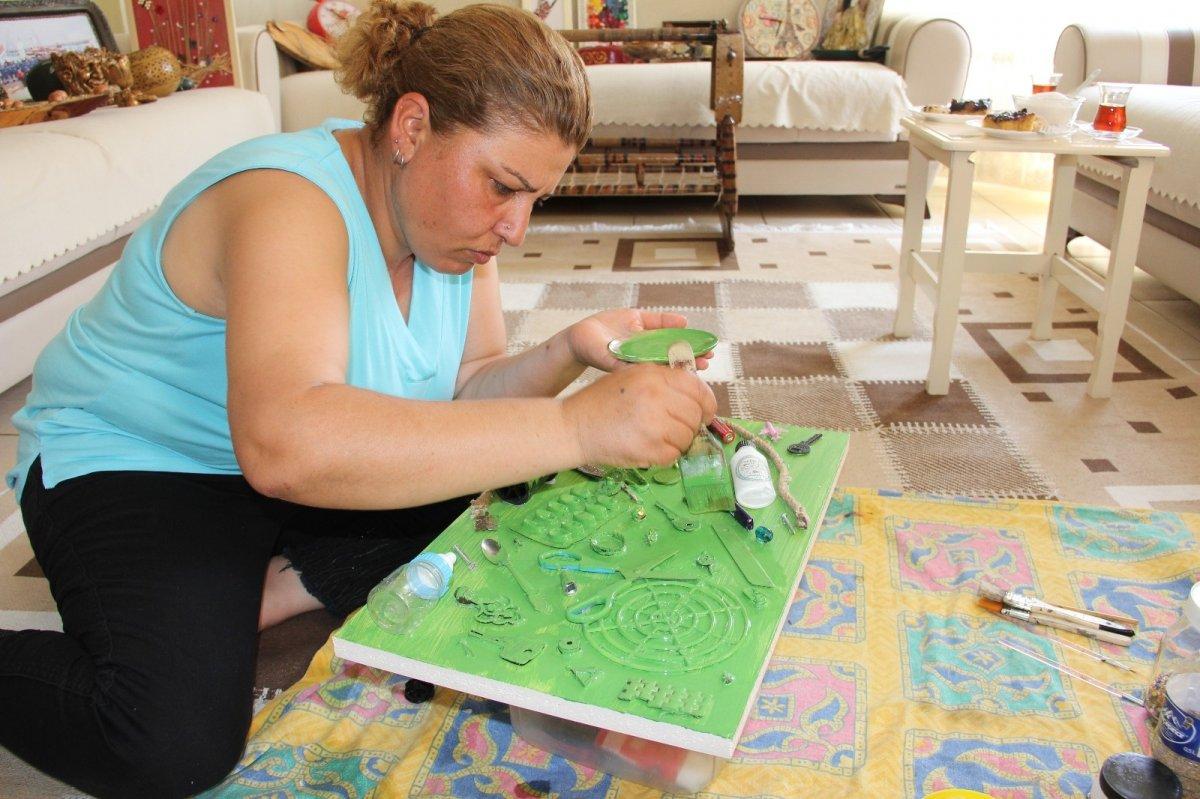 Mersin'de bulduğu tüm atıkları sanata dönüştürüyor