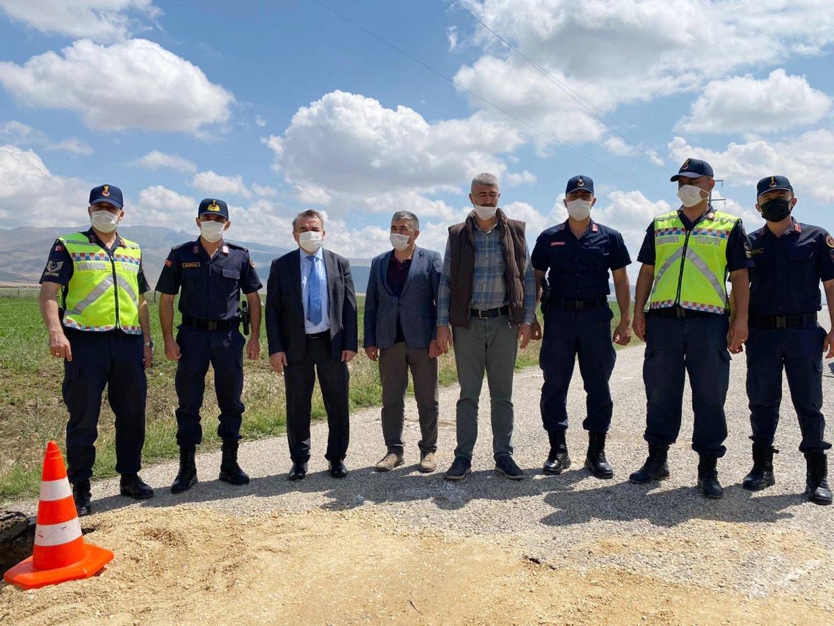 Afyonkarahisar’da 2 metre derinliğinde yarıklar meydana geldi