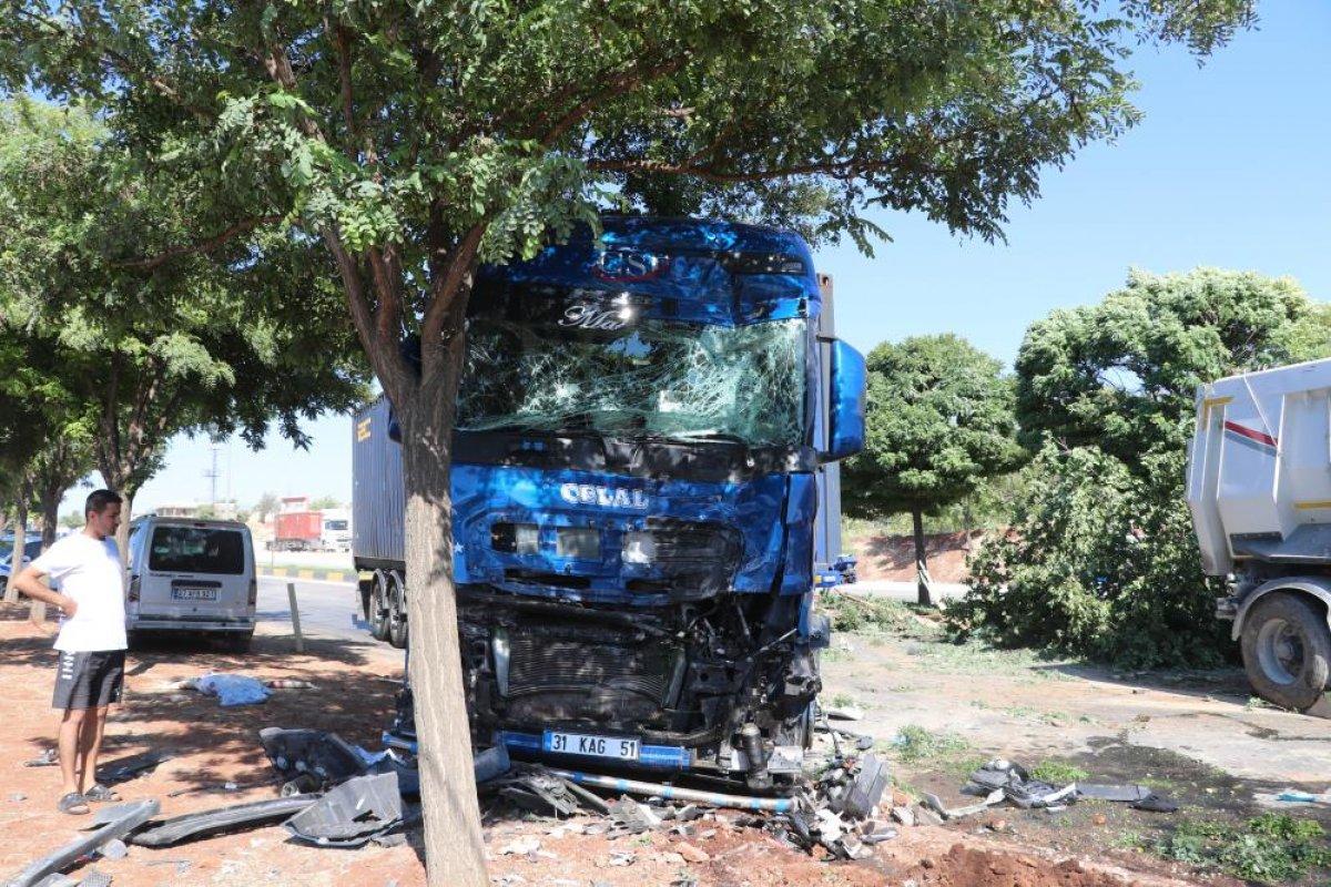 Gaziantep’te iki tır kafa kafaya çarpıştı