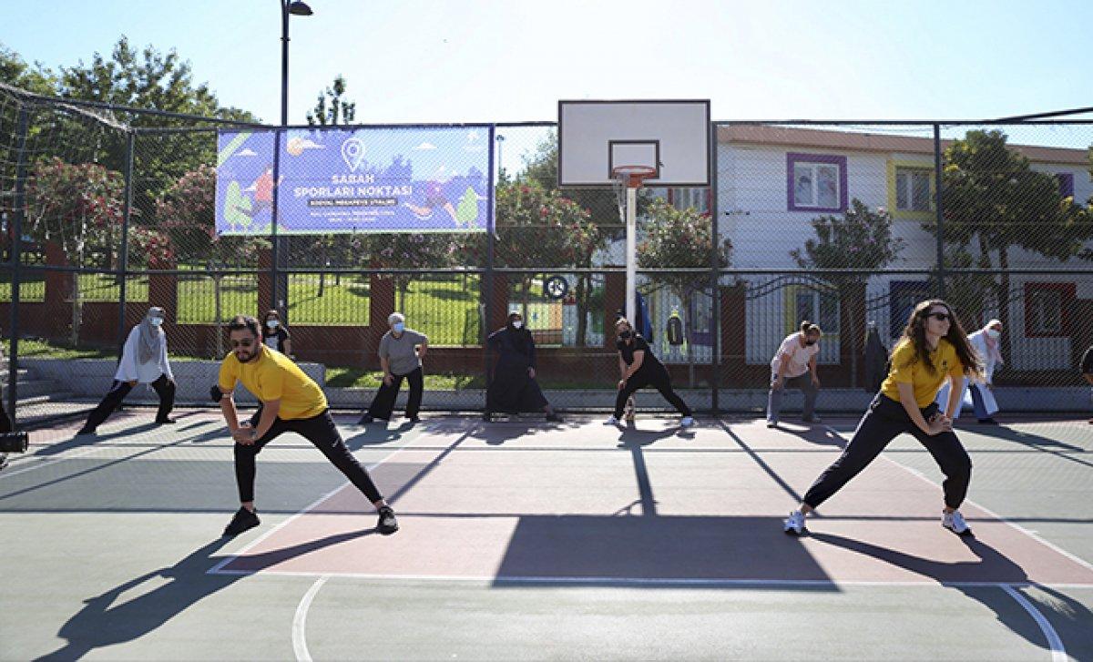Küçükçekmece'de mesafeli sabah sporu