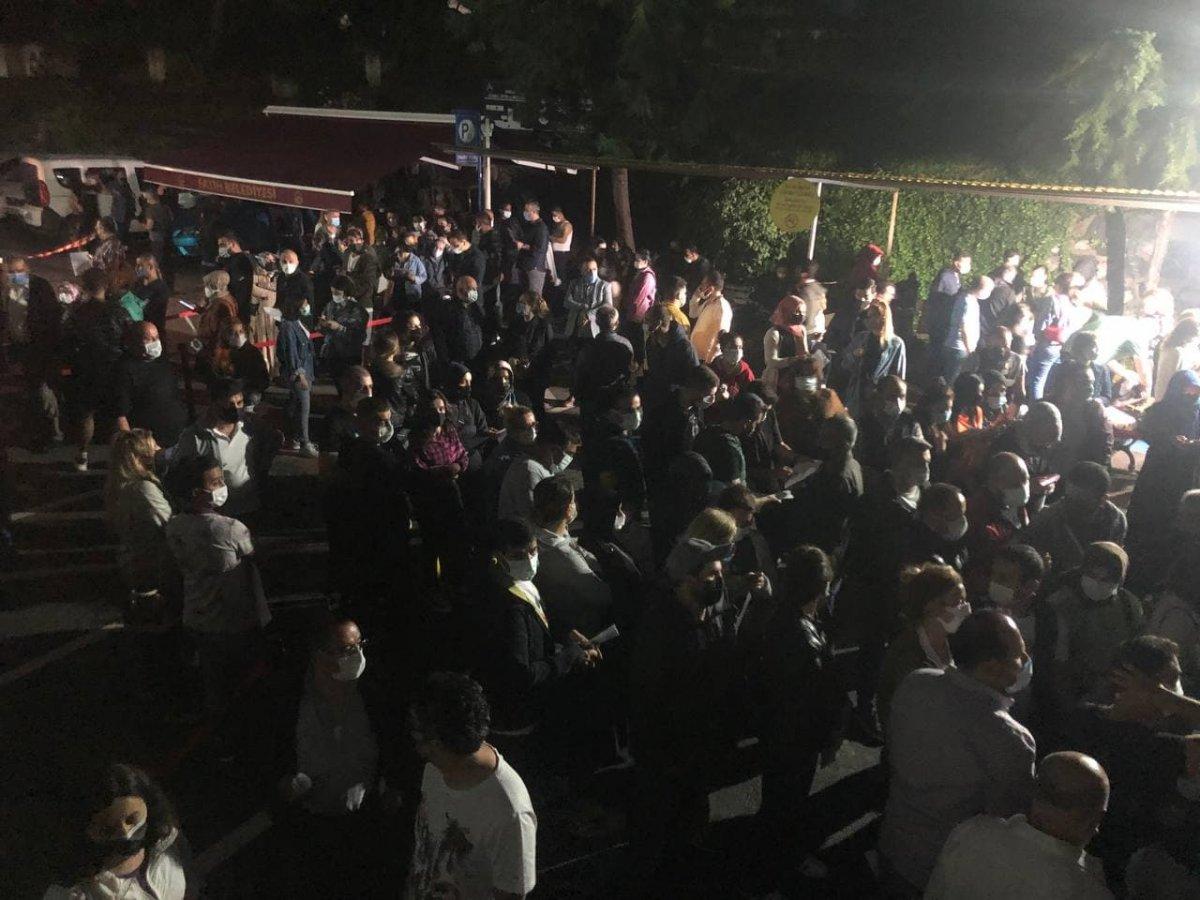 İstanbul'da iş çıkışı hastanelerde aşı yoğunluğu