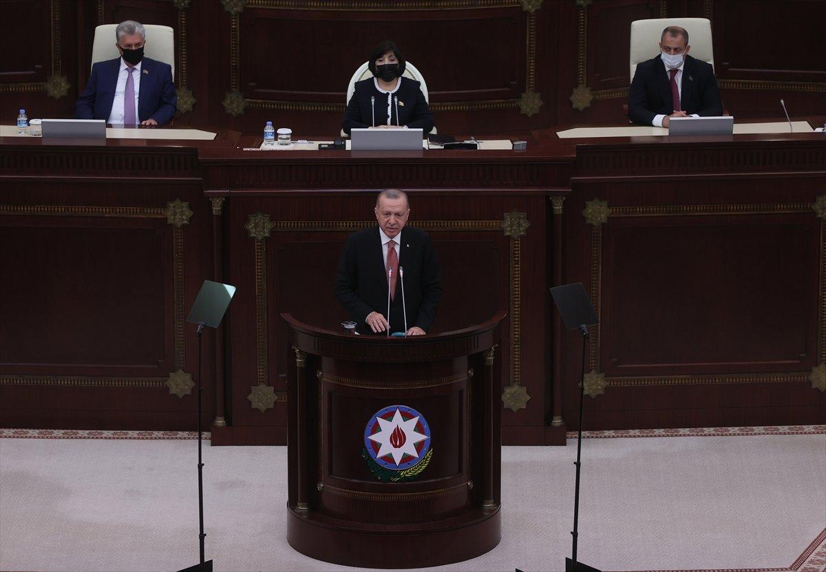 Cumhurbaşkanı Erdoğan'ın okuduğu şiiri Azerbaycan milletvekilleri ayakta alkışladı