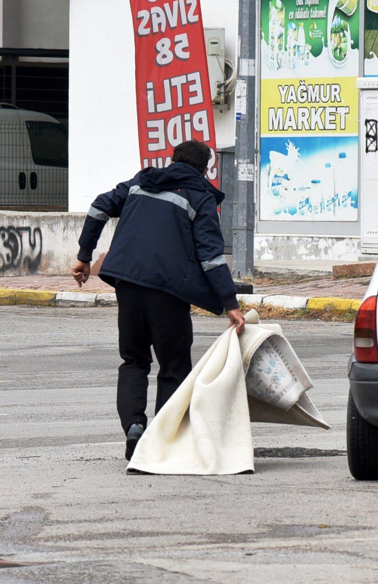 Antalya'da balkondan halı silkelerken düşüp, öldü